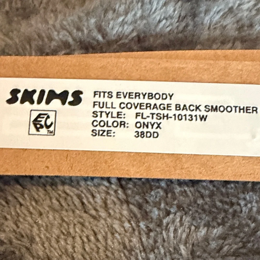 SKIMS Black Smooth Underwire Full-Coverage Bra back smoothing - Picture 2 of 3